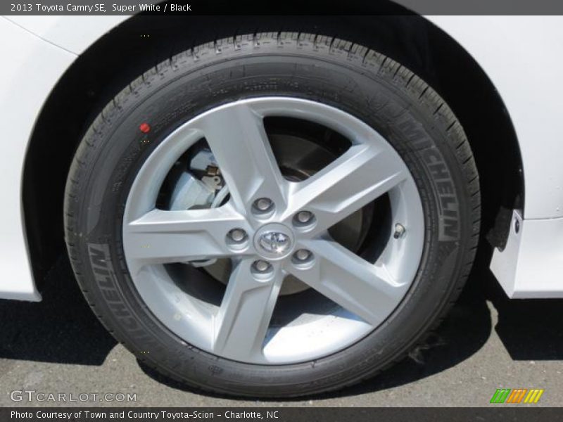 Super White / Black 2013 Toyota Camry SE