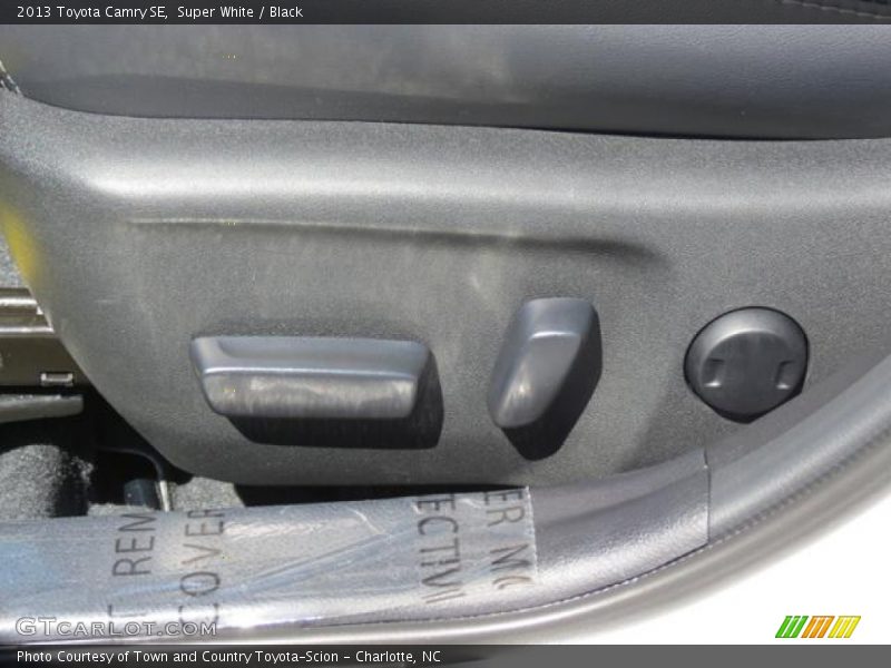 Super White / Black 2013 Toyota Camry SE