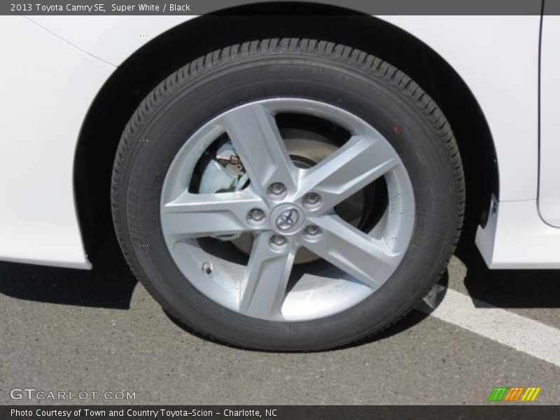 Super White / Black 2013 Toyota Camry SE
