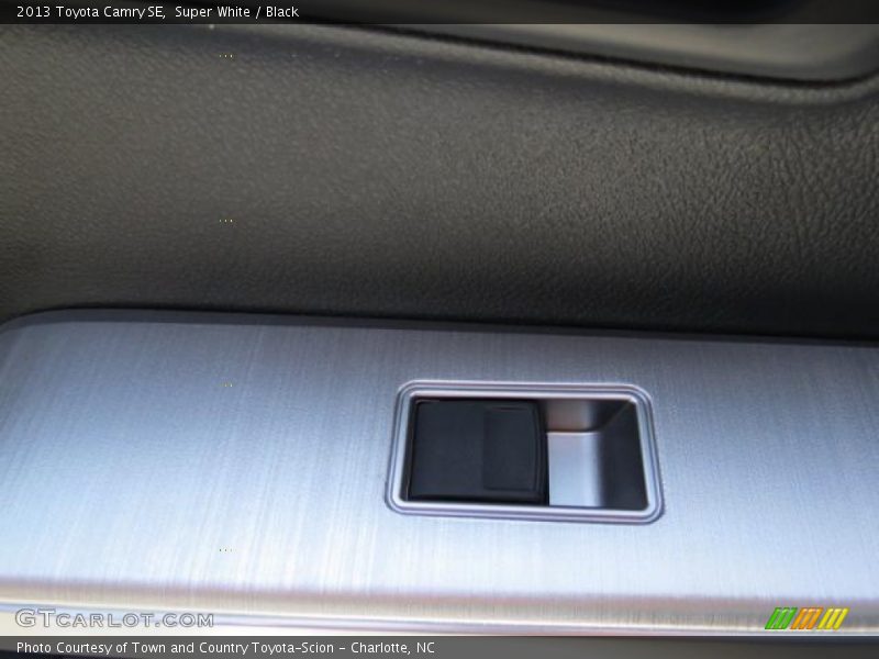 Super White / Black 2013 Toyota Camry SE