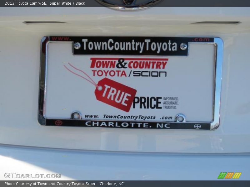Super White / Black 2013 Toyota Camry SE