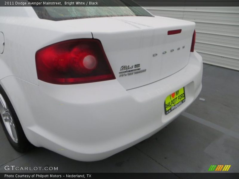 Bright White / Black 2011 Dodge Avenger Mainstreet
