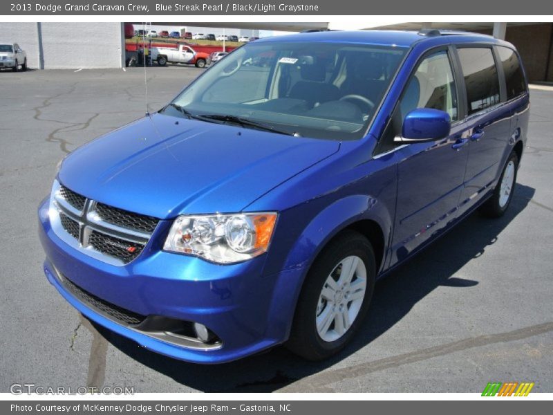 Front 3/4 View of 2013 Grand Caravan Crew