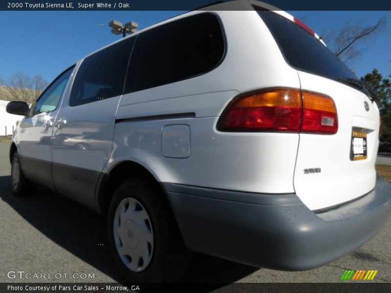 Super White / Oak 2000 Toyota Sienna LE