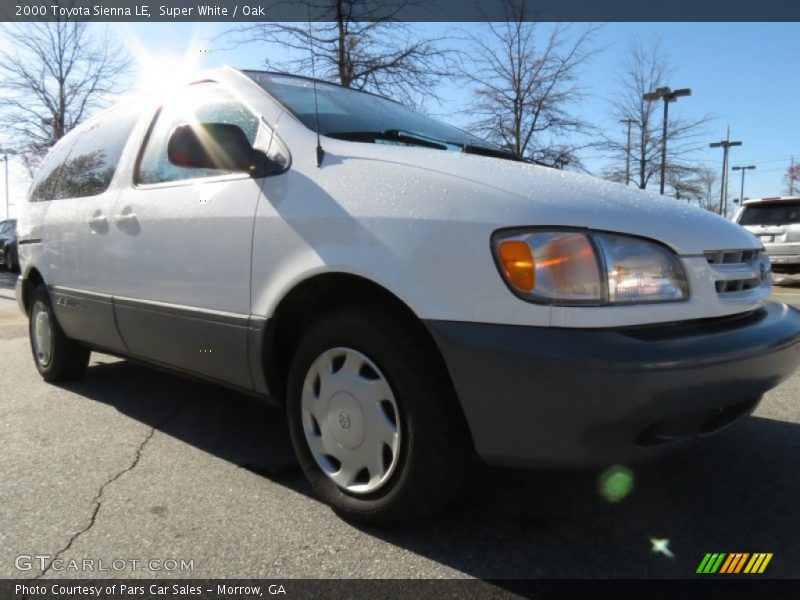 Super White / Oak 2000 Toyota Sienna LE