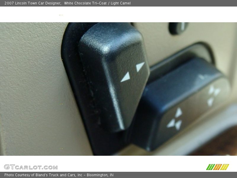 White Chocolate Tri-Coat / Light Camel 2007 Lincoln Town Car Designer