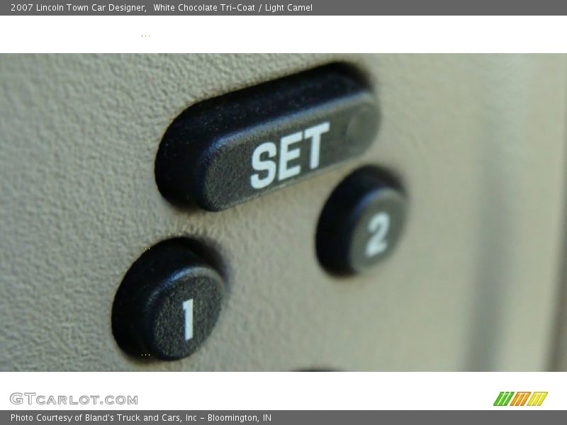 White Chocolate Tri-Coat / Light Camel 2007 Lincoln Town Car Designer