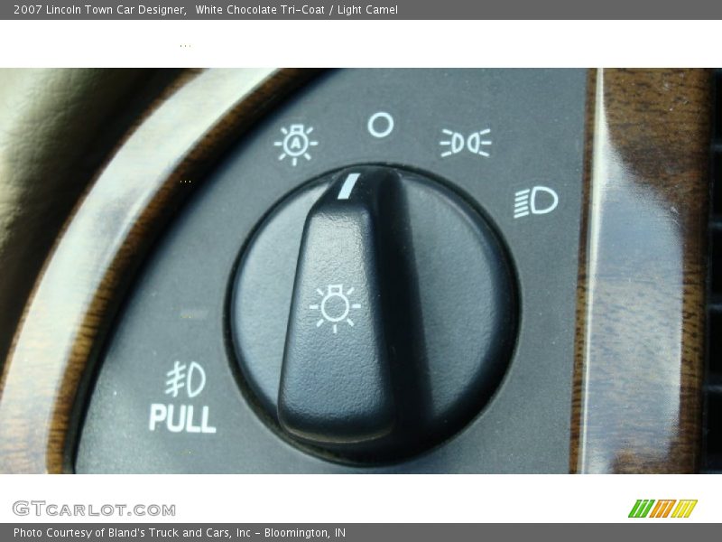 White Chocolate Tri-Coat / Light Camel 2007 Lincoln Town Car Designer