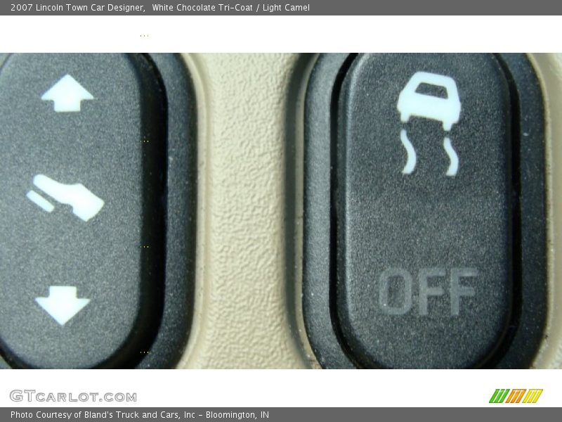 White Chocolate Tri-Coat / Light Camel 2007 Lincoln Town Car Designer