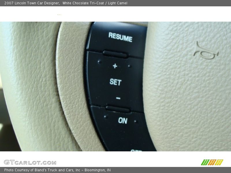 White Chocolate Tri-Coat / Light Camel 2007 Lincoln Town Car Designer