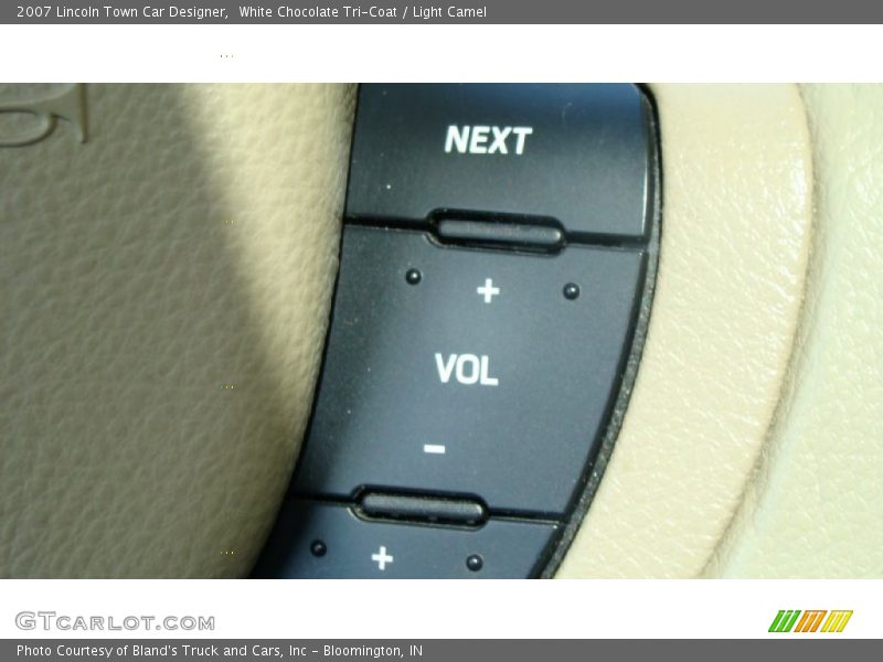 White Chocolate Tri-Coat / Light Camel 2007 Lincoln Town Car Designer