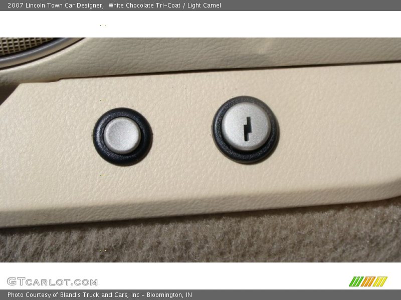 White Chocolate Tri-Coat / Light Camel 2007 Lincoln Town Car Designer