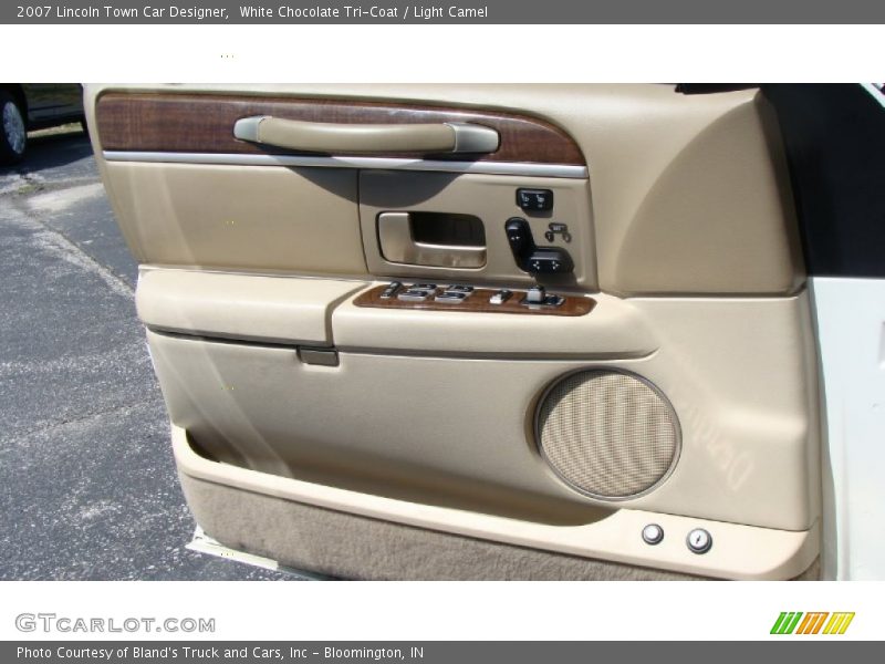 White Chocolate Tri-Coat / Light Camel 2007 Lincoln Town Car Designer