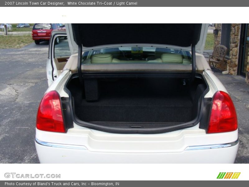 White Chocolate Tri-Coat / Light Camel 2007 Lincoln Town Car Designer