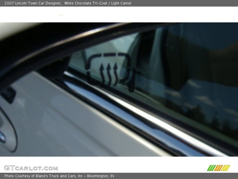 White Chocolate Tri-Coat / Light Camel 2007 Lincoln Town Car Designer