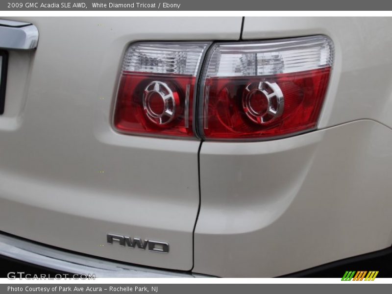 White Diamond Tricoat / Ebony 2009 GMC Acadia SLE AWD
