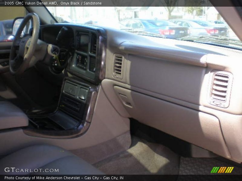 Onyx Black / Sandstone 2005 GMC Yukon Denali AWD