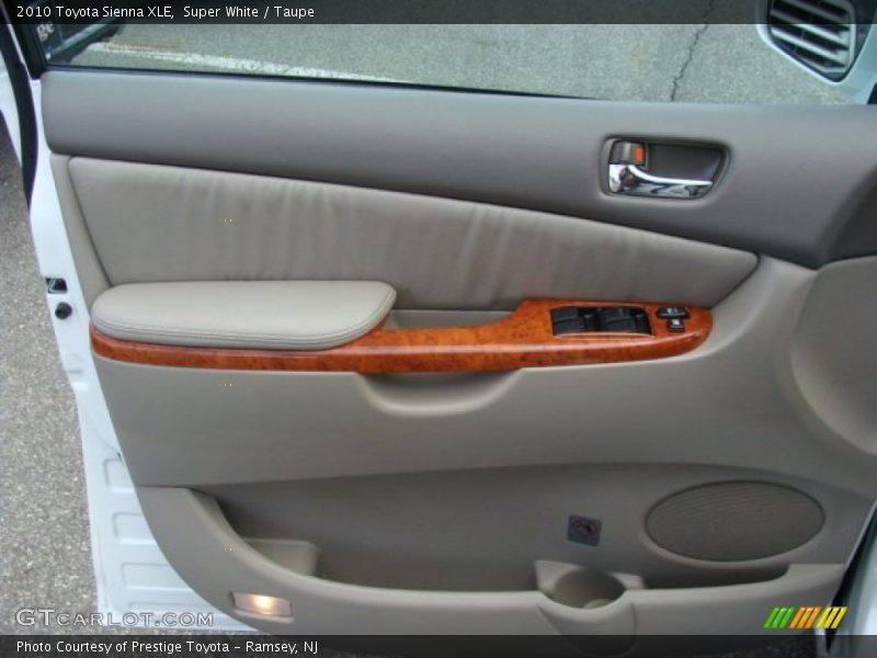 Super White / Taupe 2010 Toyota Sienna XLE