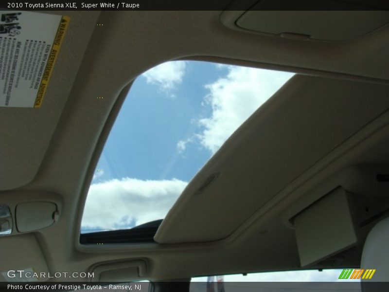 Super White / Taupe 2010 Toyota Sienna XLE
