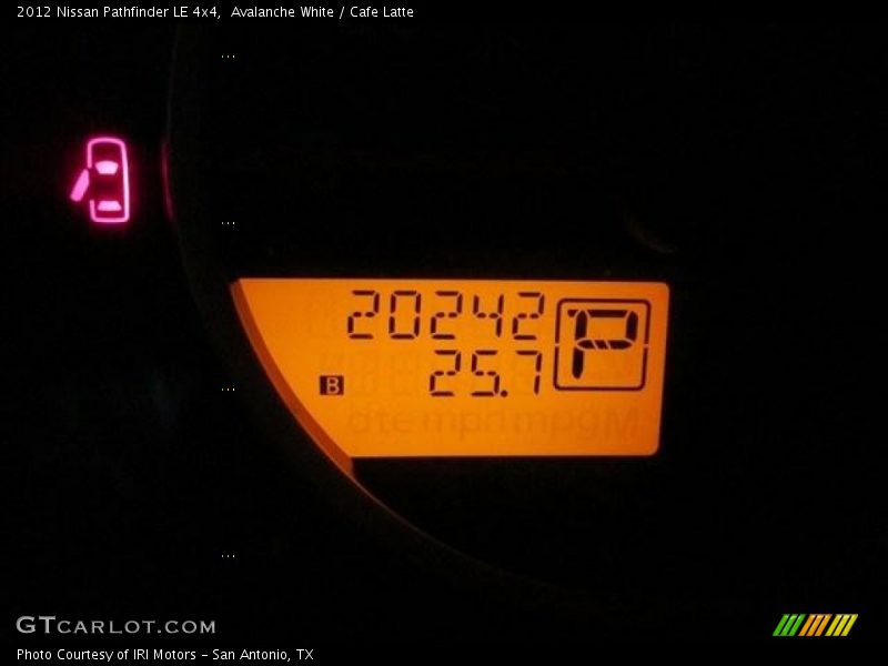 Avalanche White / Cafe Latte 2012 Nissan Pathfinder LE 4x4