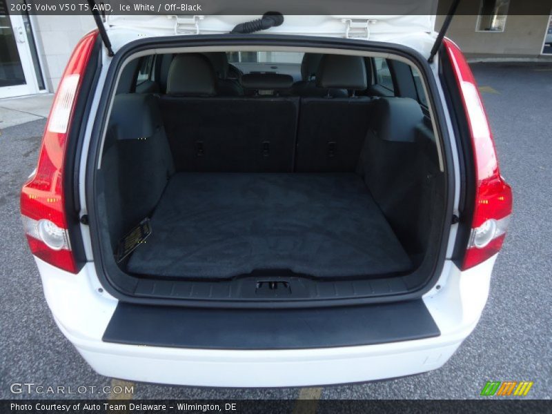 Ice White / Off-Black 2005 Volvo V50 T5 AWD