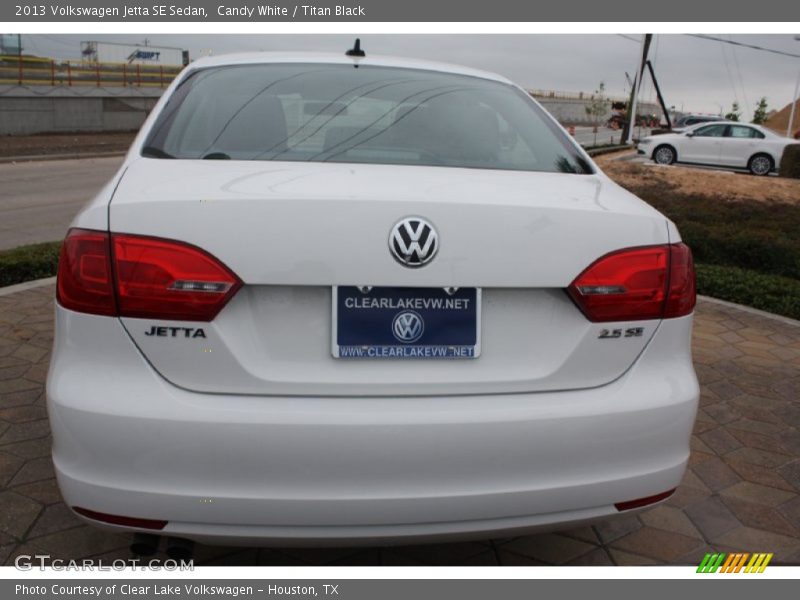 Candy White / Titan Black 2013 Volkswagen Jetta SE Sedan