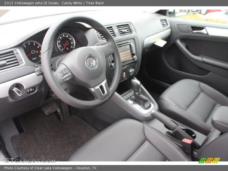 Candy White / Titan Black 2013 Volkswagen Jetta SE Sedan