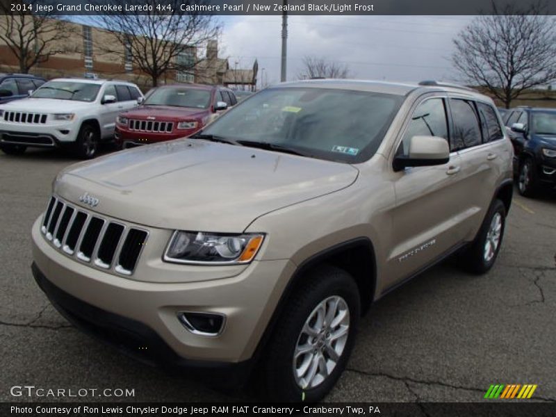 Front 3/4 View of 2014 Grand Cherokee Laredo 4x4
