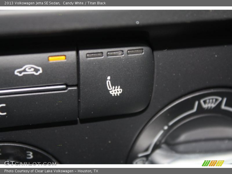 Candy White / Titan Black 2013 Volkswagen Jetta SE Sedan