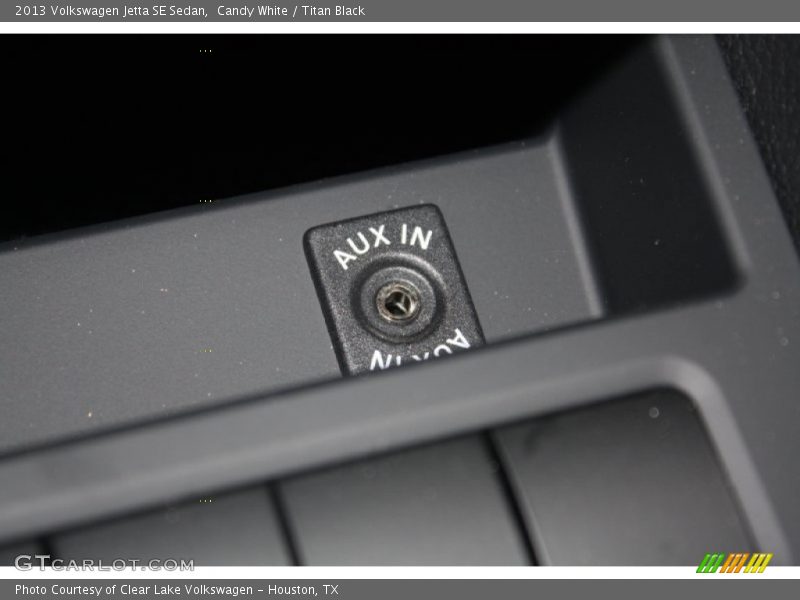 Candy White / Titan Black 2013 Volkswagen Jetta SE Sedan