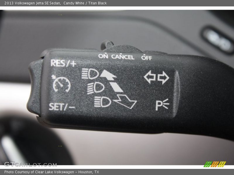 Candy White / Titan Black 2013 Volkswagen Jetta SE Sedan