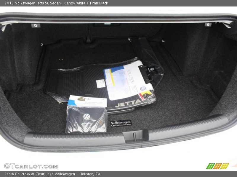 Candy White / Titan Black 2013 Volkswagen Jetta SE Sedan