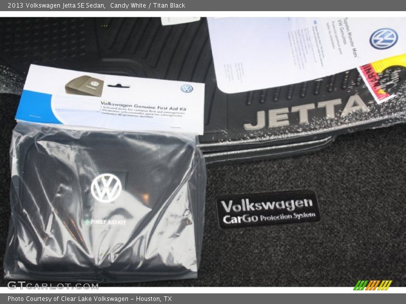 Candy White / Titan Black 2013 Volkswagen Jetta SE Sedan