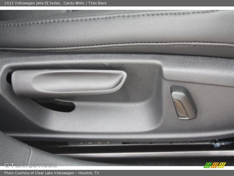 Candy White / Titan Black 2013 Volkswagen Jetta SE Sedan