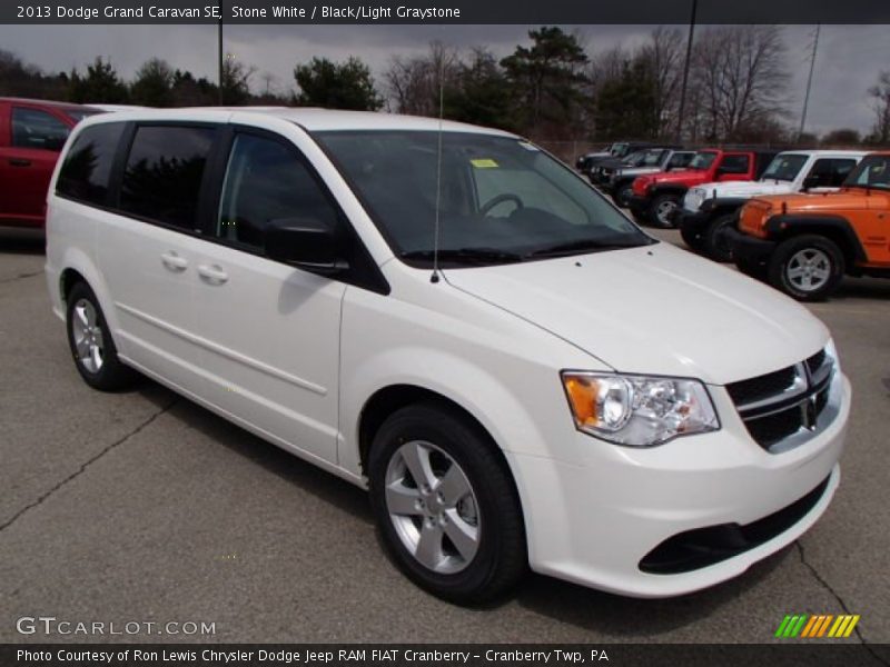 Front 3/4 View of 2013 Grand Caravan SE
