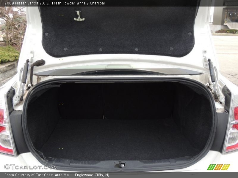 Fresh Powder White / Charcoal 2009 Nissan Sentra 2.0 S