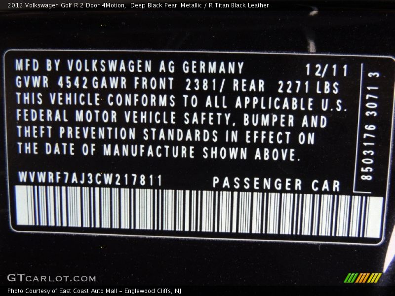 Deep Black Pearl Metallic / R Titan Black Leather 2012 Volkswagen Golf R 2 Door 4Motion