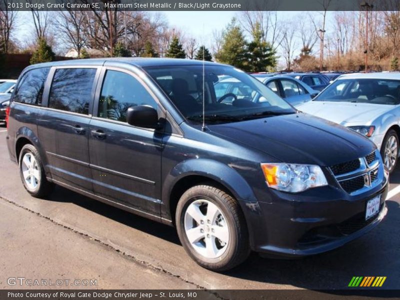Front 3/4 View of 2013 Grand Caravan SE