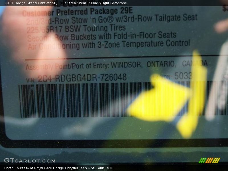 Blue Streak Pearl / Black/Light Graystone 2013 Dodge Grand Caravan SE