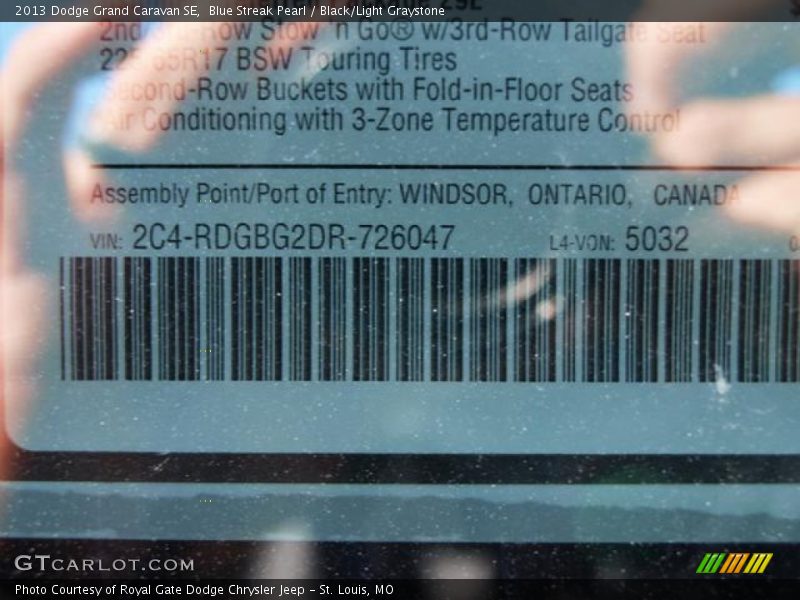 Blue Streak Pearl / Black/Light Graystone 2013 Dodge Grand Caravan SE