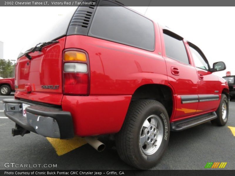 Victory Red / Tan/Neutral 2002 Chevrolet Tahoe LT