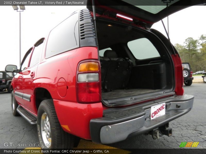 Victory Red / Tan/Neutral 2002 Chevrolet Tahoe LT