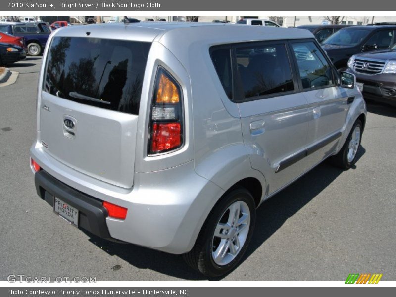 Bright Silver / Black Soul Logo Cloth 2010 Kia Soul +