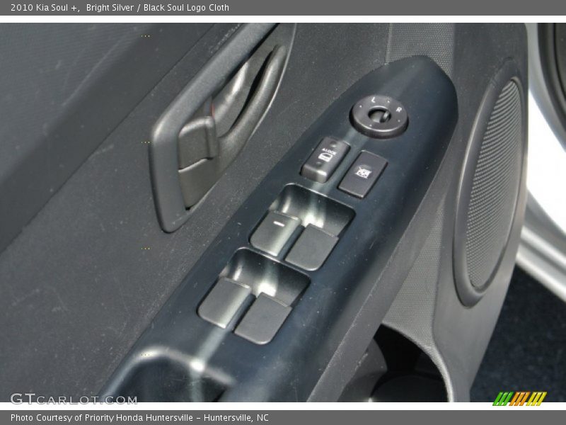 Bright Silver / Black Soul Logo Cloth 2010 Kia Soul +