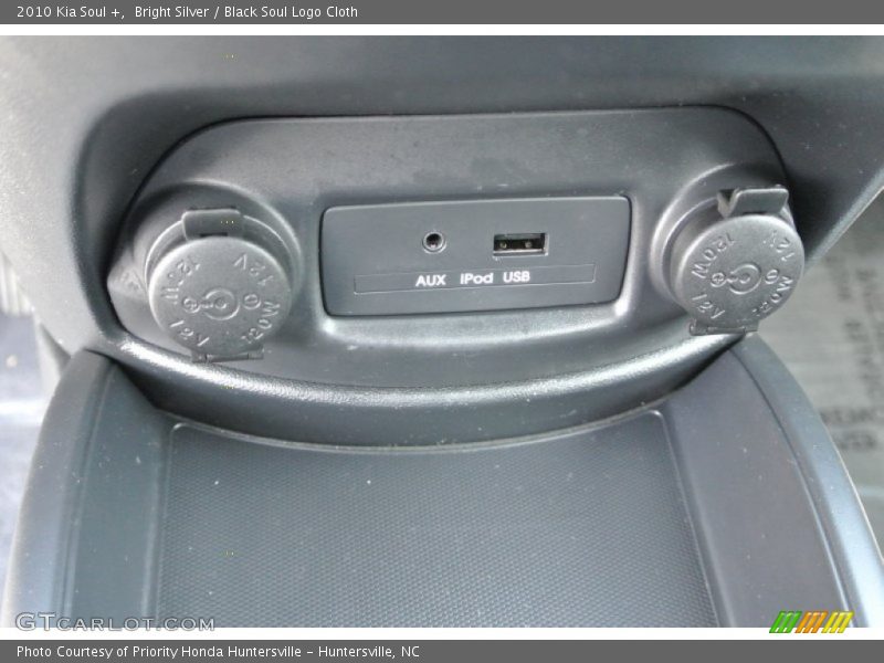 Bright Silver / Black Soul Logo Cloth 2010 Kia Soul +