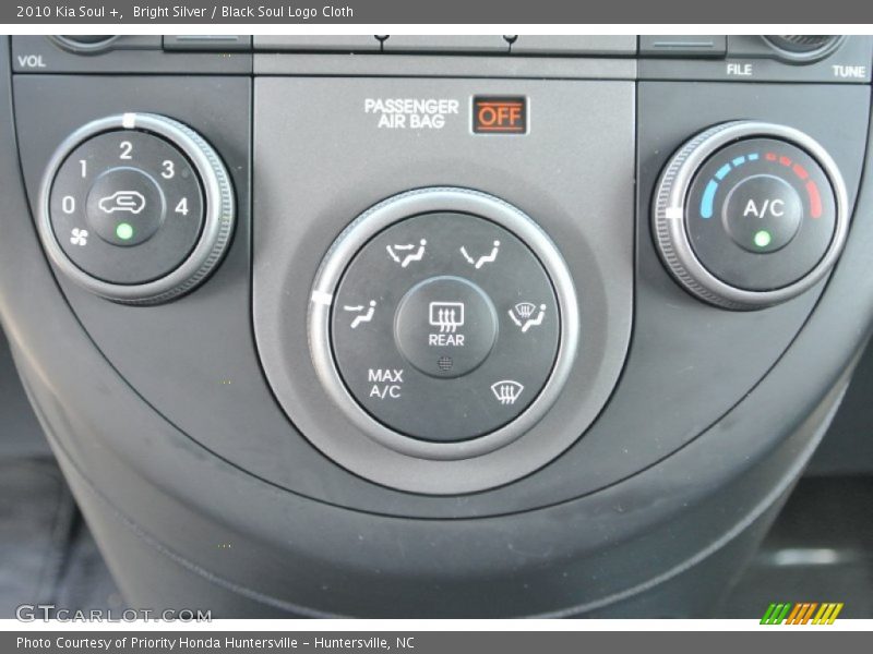 Bright Silver / Black Soul Logo Cloth 2010 Kia Soul +
