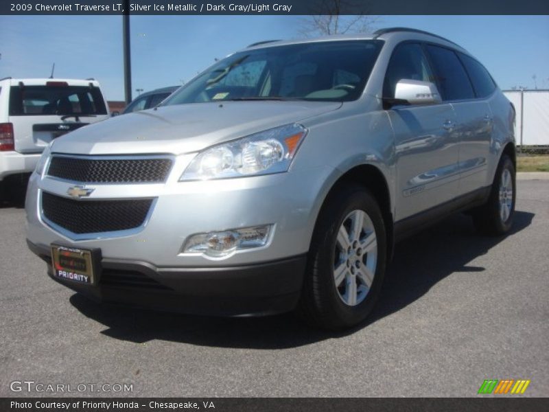 Silver Ice Metallic / Dark Gray/Light Gray 2009 Chevrolet Traverse LT