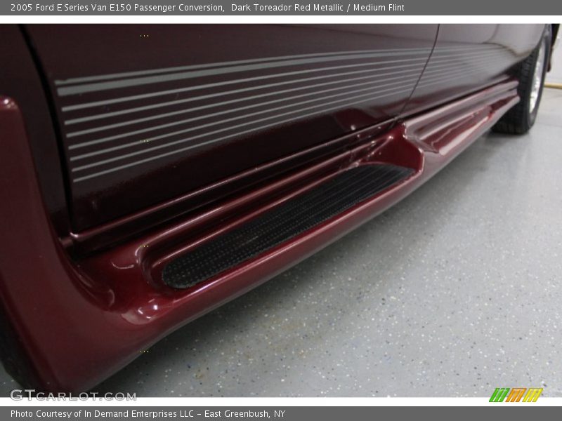 Dark Toreador Red Metallic / Medium Flint 2005 Ford E Series Van E150 Passenger Conversion