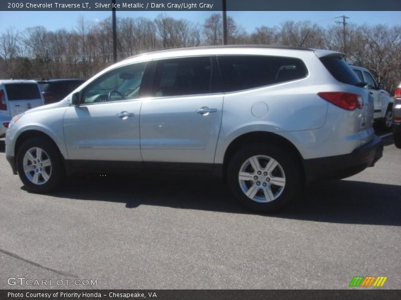 Silver Ice Metallic / Dark Gray/Light Gray 2009 Chevrolet Traverse LT