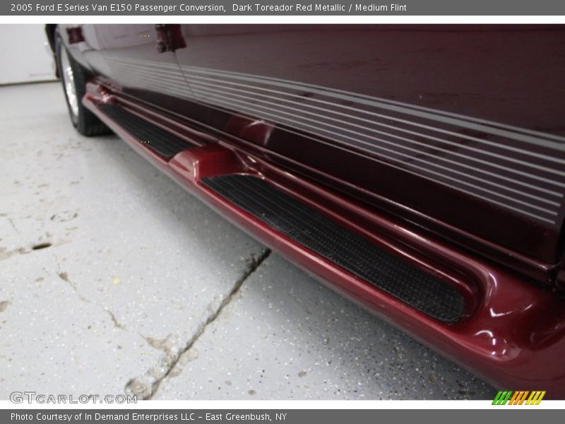 Dark Toreador Red Metallic / Medium Flint 2005 Ford E Series Van E150 Passenger Conversion